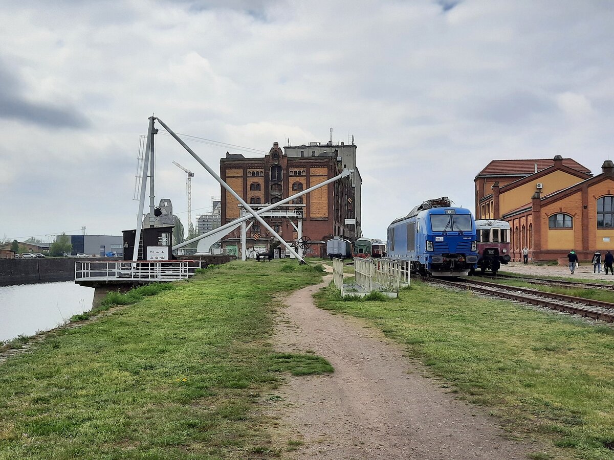 Die SKL 248 023 (90 80 2248 023-4 D-NRAIL) präsentierte sich beim Familienfest der Magdeburger Eisenbahnfreunde am 06.05.2023 im historischen Wissenschaftshafen von Magdeburg.