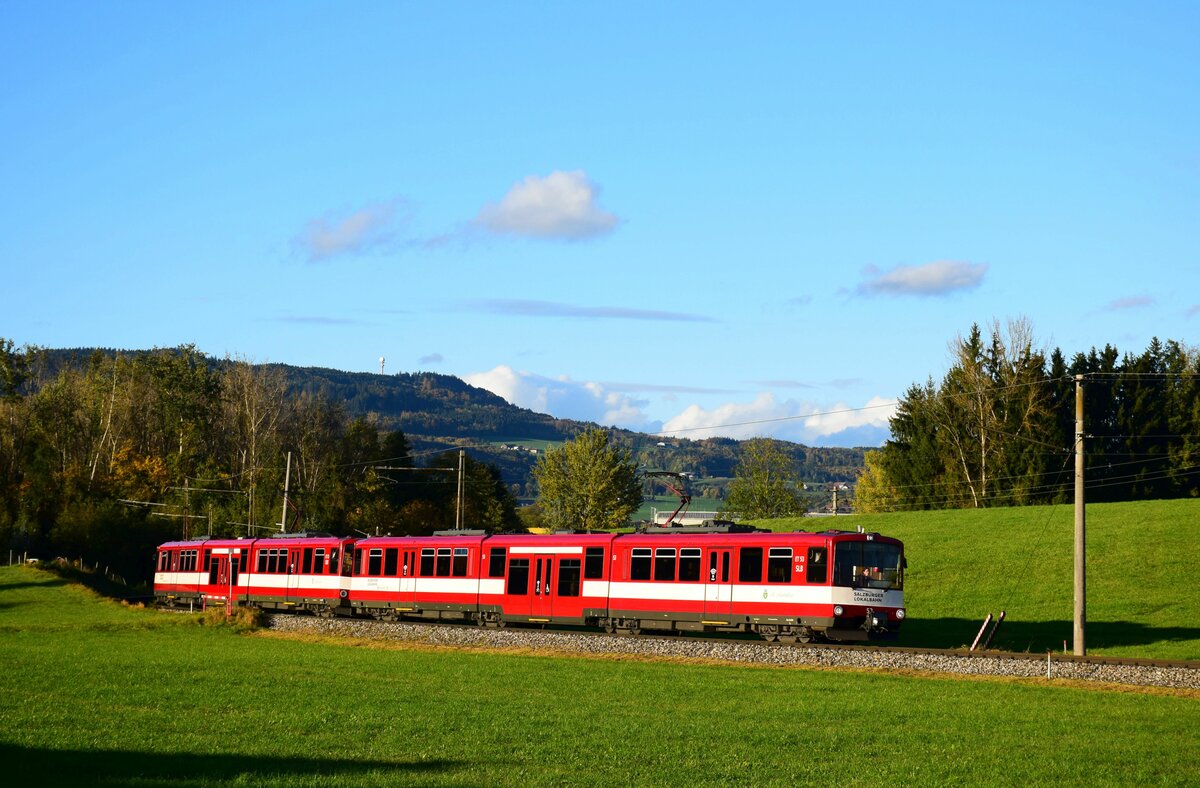 Die SLB Triebzug fährt von Oberndorf nach Salzburg Hbf kurz vor Hst. Muntigl.
27.10.2023.