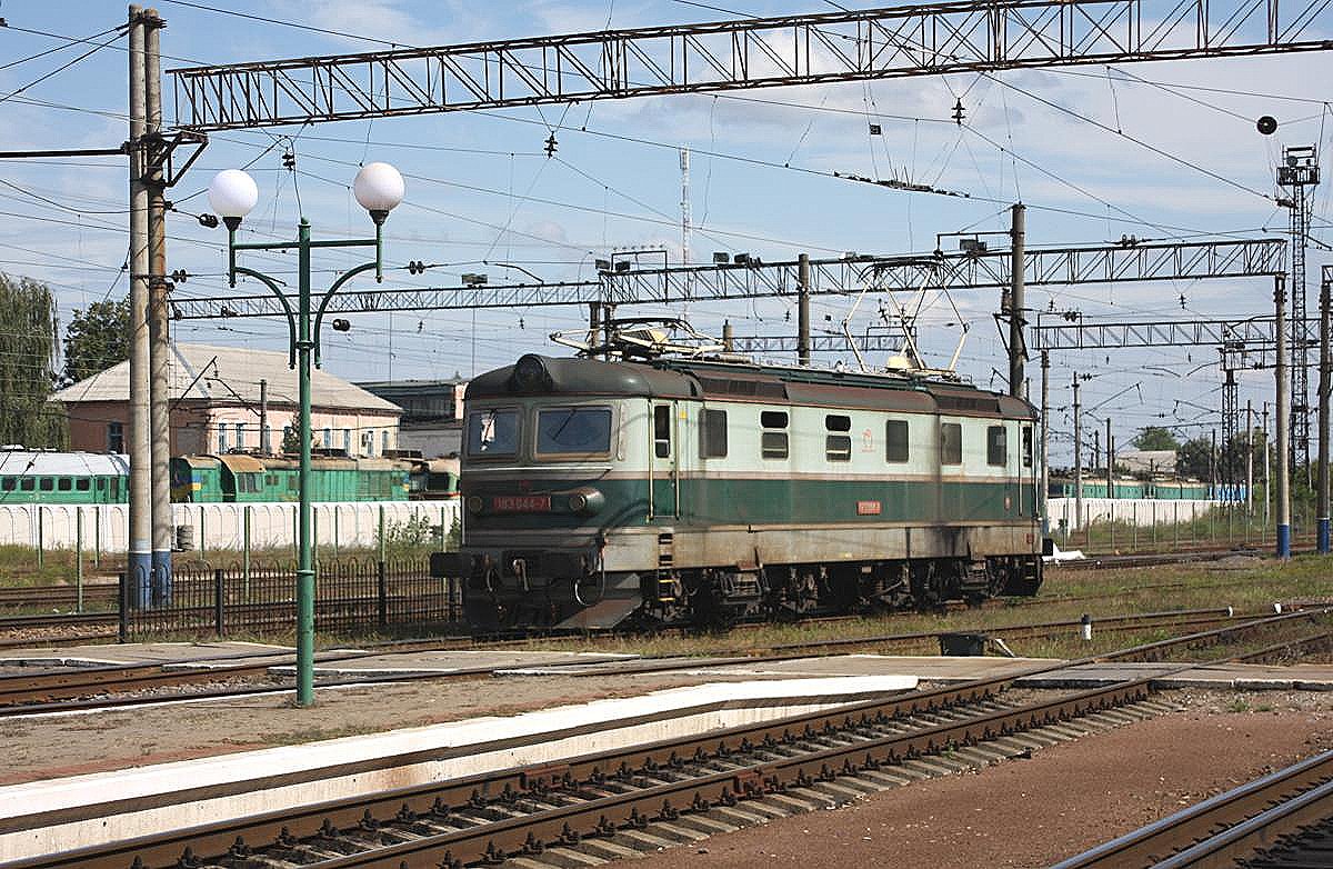 Die slowakische 183044 setzt nach Ankunft im ukrainischen Grenzbahnhof Tschop um.
