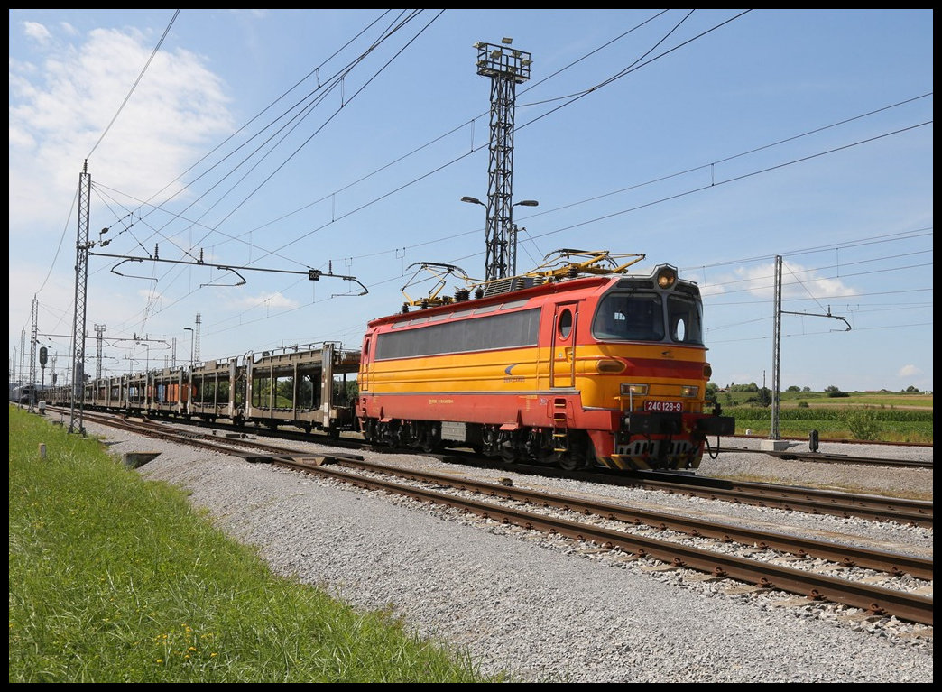 Die slowakische 240128-9 fährt hier mit einem leeren Autotransportzug am 17.7.2022 um 14.38 Uhr aus dem slowenischen Grenzbahnhof Hodos in Richtung Ungarn ab.