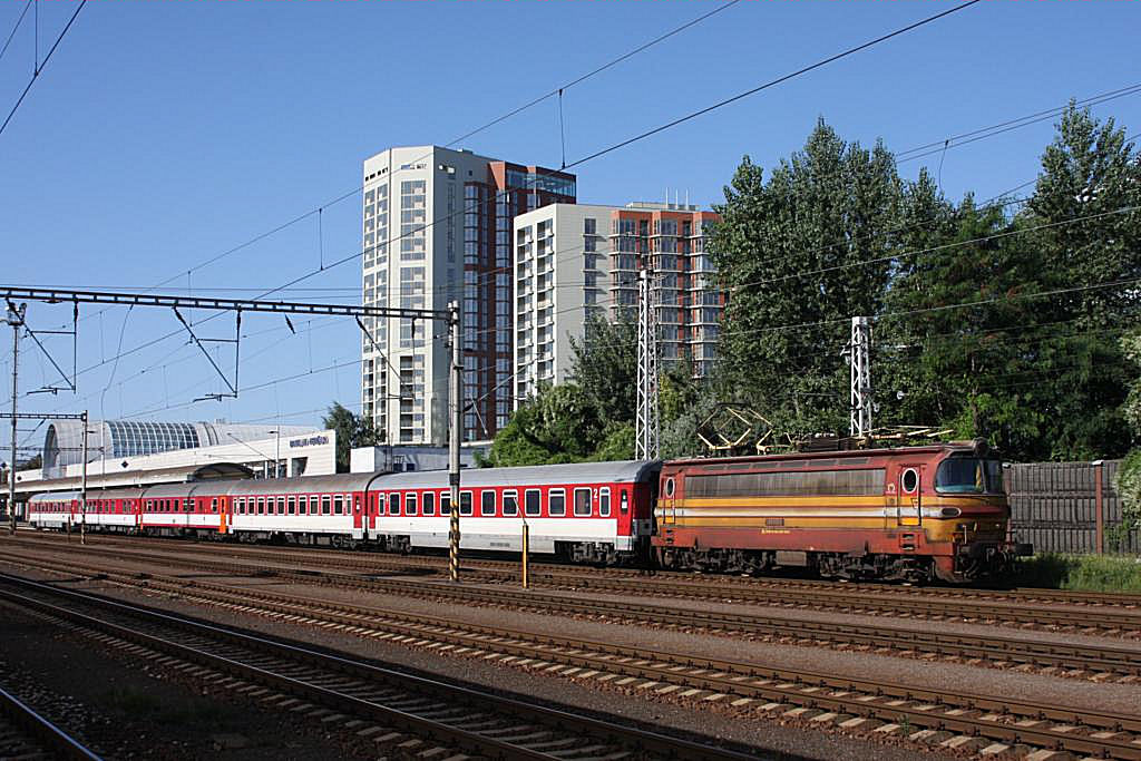 Die slowakische 240142 hat im Bahnhof Bratislava Petrzalka am 30.8.2009 
den aus Wien angekommenen IC bernommen.Dieser fhrt von hier weiter nach
Zilina.
