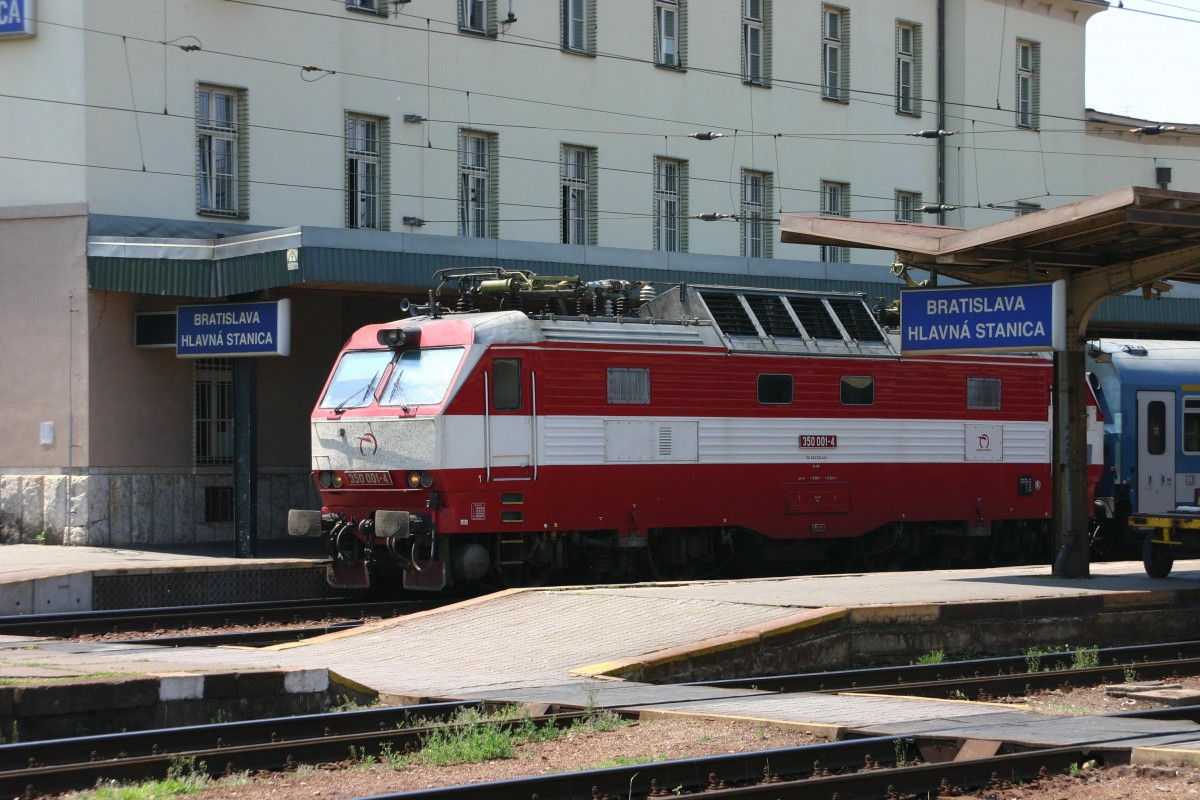 Die slowakische 350001 steht am 30.5.2005 im Hauptbahnhof von Bratislava vor einem
EC nach Budapest.