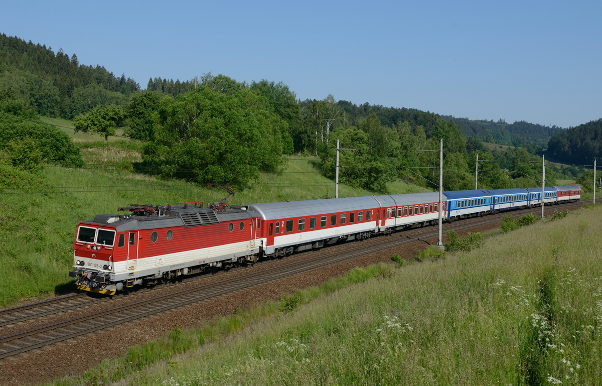 Die slowakische 361 128 war am frühen Morgen des 26. Mai 2018 mit dem Ex 123  Fatra   von Praha hl.n.nach Žilina unterwegs, uns wurde von mir in Česká Třebová fotografiert.