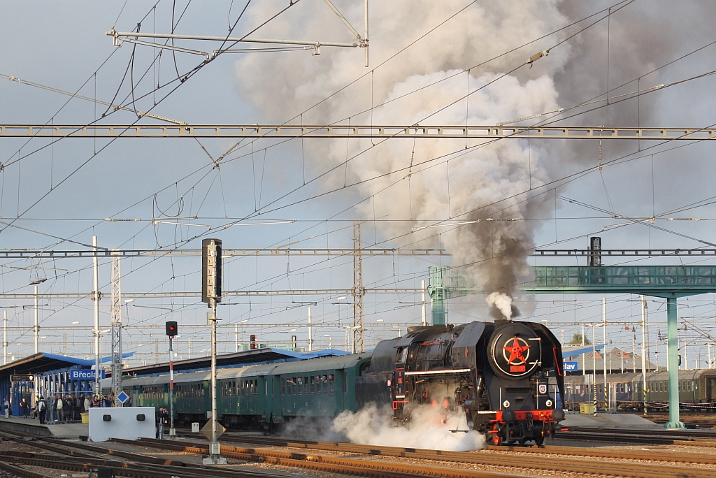 Die slowakische 475 179 fährt am 27.September 2014 mit Sonderzug nach Bratislava aus dem Bf. Beclav.