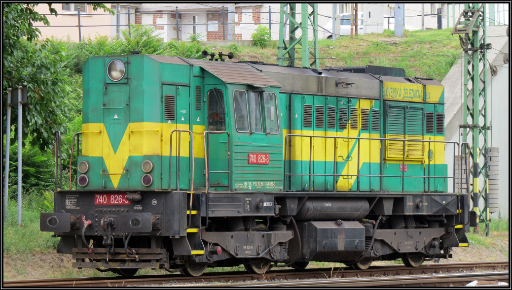 Die slowakische 740 826-3 (Privatbahn) steht abgestellt am Bahnhof von Komárom und wartet auf einen neuen Einsatz. Szenario vom 31.Juli 2015.