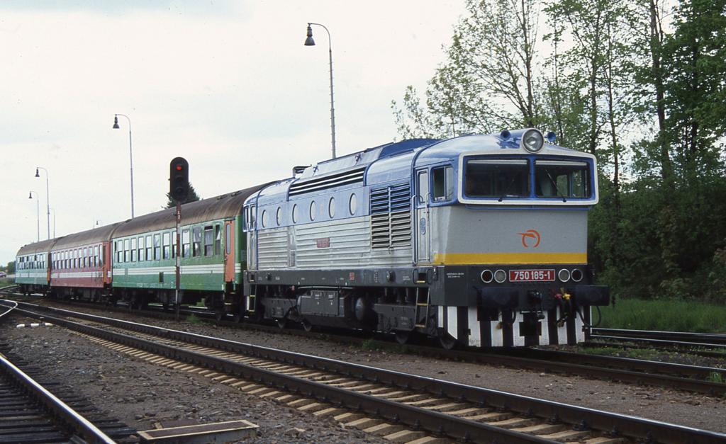 Die slowakische Diesellok 750185 f�hrt mit ihrem Os aus Vrutky
am 18.5.2004 in Horna Stubna ein.