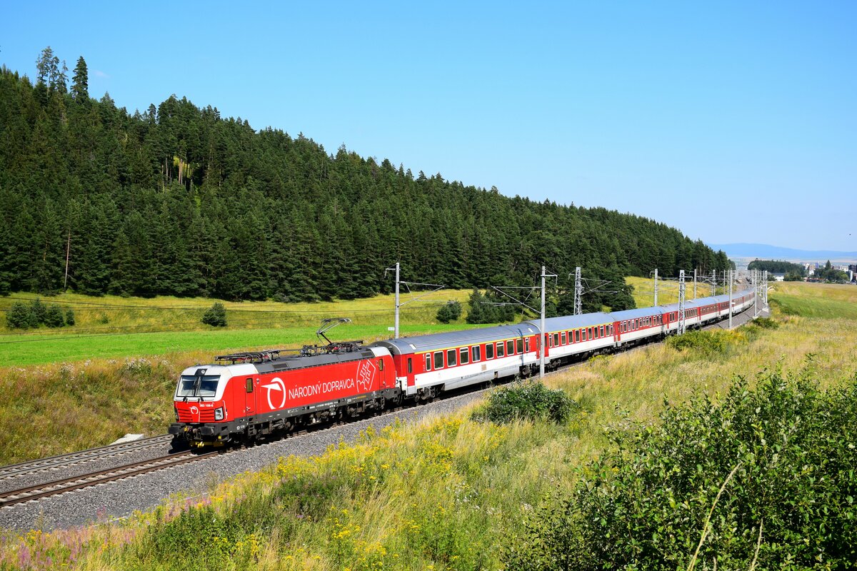 Die slowakische Vectron Lokomotive 383 108 mit dem  Tatran  R608 aus Košice nach Bratislava kurz vor Lučivná.
13.08.2023.