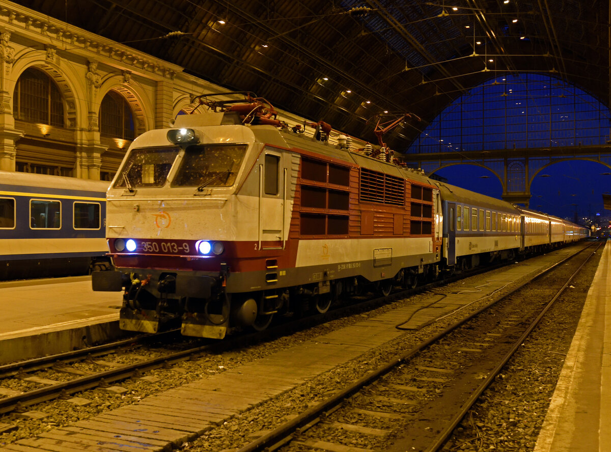 Die slowakische Zweisystemlok 350 013  Gorilla  traktionierte am 30. April 2019 den EC 279  Metropolitan  von Praha hlavní nádraží nach Budapest Keleti pályaudvar, das Bild endstand in der im Stil der Neorenaissance errichteten Haupthalle des Kopfbahnhofes.