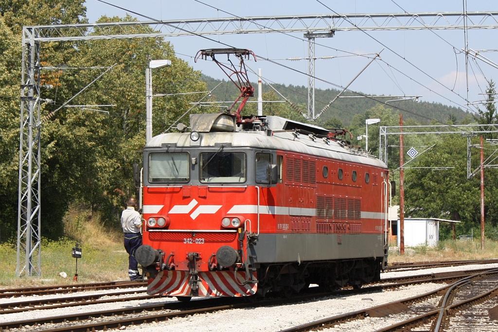 Die slowenische 342-023 fährt am 18.August 2013 im kroatischem Grenzbahnhof Sapjane an den INT 482  Ljubljana .