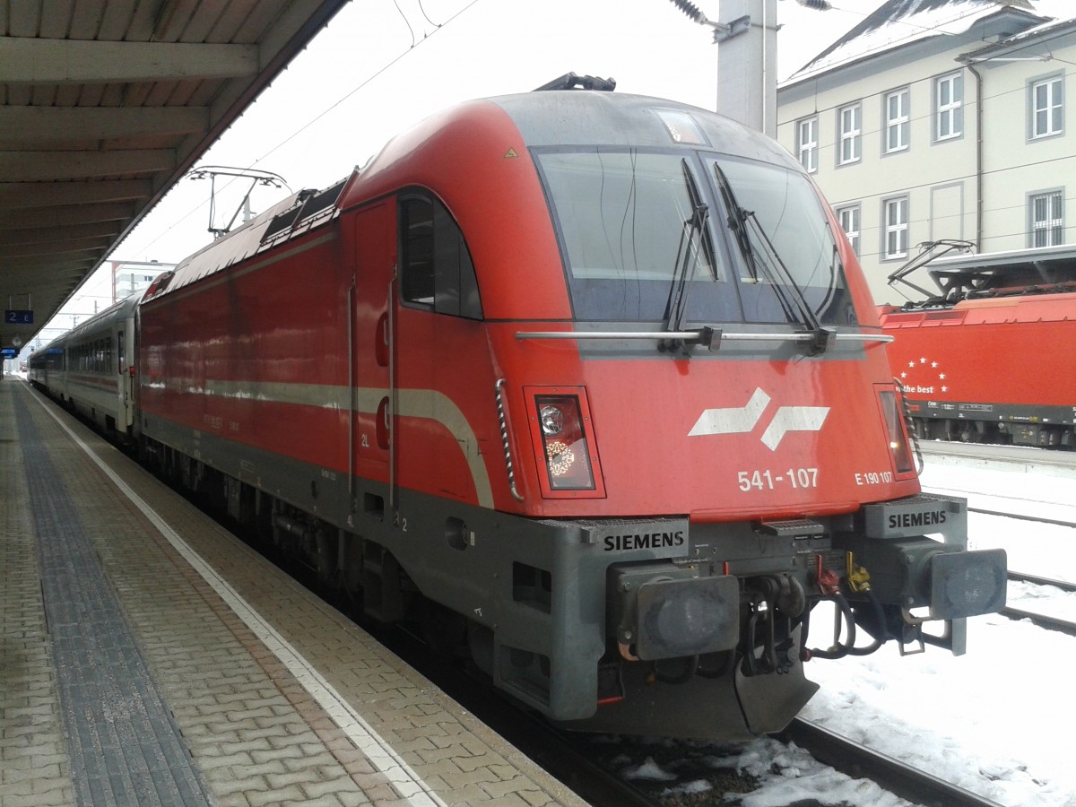 Die slowenische 541-107 mit D 211 nach Vinkovci am 13.2.2015 in Villach Hbf.