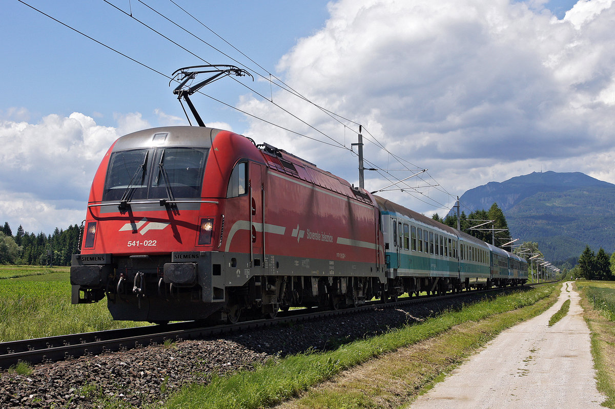 Die Slowenische Lok 541-022 am 17.06.2016 in Villach (Hintergrund die Villacher Alpe).