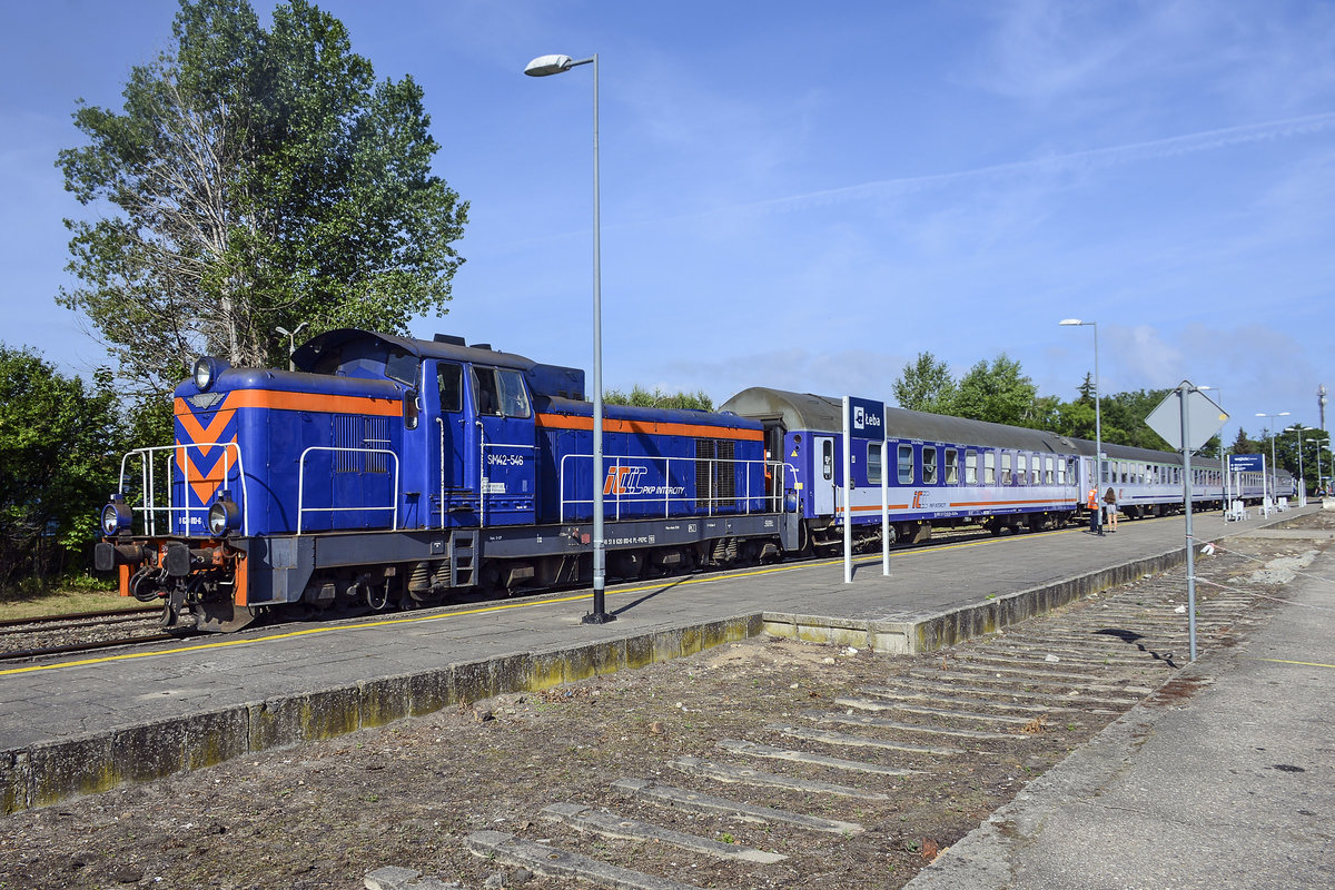 Die SM42-616 (98 51 8 620 810-6 PL PKPIC) eine Fablok 6Da (Typ Ls800E) der PKP Intercity steht am 19. August 2020 beim Bahnhof Leba in Hinterpommern. Aufnahme: 19. August 2020.

TECHNISCHE DATEN: 
Spurweite: 1.435 mm (Normalspur)
Achsanordnung: BoBo
Länge über Puffer 14.240 mm
Drehzapfenabstand: 7.500 mm
Achsabstand im Drehgestell: 2.600 mm
Breite: 3.173 mm
Höhe: 4.400 mm 
Treibraddurchmesser (neu): 1.100 mm
Dienstgewicht: 72 t
Tankinhalt: 2.815 l 
Motor: HCP Achtzylinder-Dieselmotor vom Typ a8C22
Nennleistung: 588 kW (800 PS) 
Nenndrehzahl: 1000 1/min 
Gewicht des Motors: 8.800 kg
Hauptgenerator Typ: LSPA-740
Gewicht des Hauptgenerators: 4.350 kg
Hilfsgenerator Typ: LSPF-280
Traktionsmotore: 4 Stück LSF-430 á 173 kW
Anfahrzugkraft: 219 kN 
Dauerzugkraft: 112 kN
Leistungsübertragung: diesel-elektrisch
Höchstgeschwindigkeit: 90 km/h
Kleinste Dauergeschwindigkeit: 13 km/h
Maximale Achslast: 17,5 t
Kleinster befahrbarer Gleisbogen: R=50m
Bremsanlage: Oerlikon