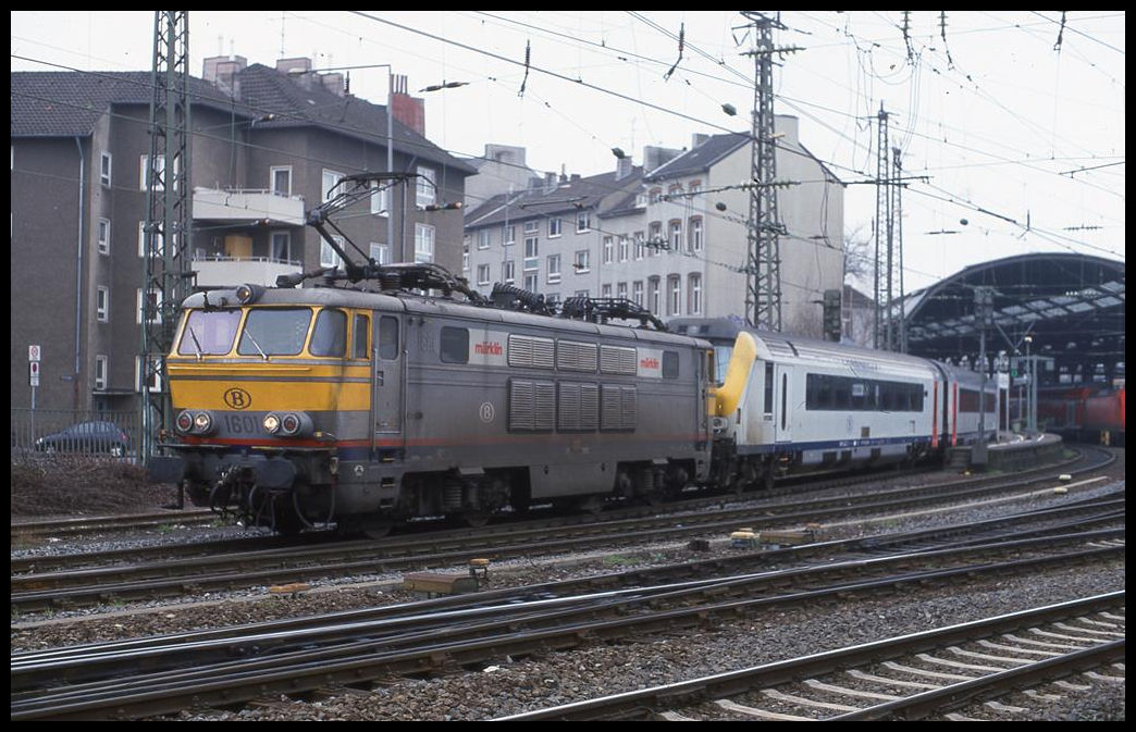 Die SNCB 1601 mit Märklin Werbung fährt hier am 18.2.2001 um 13.03 Uhr mit einem D nach Köln in Aachen HBF ab.