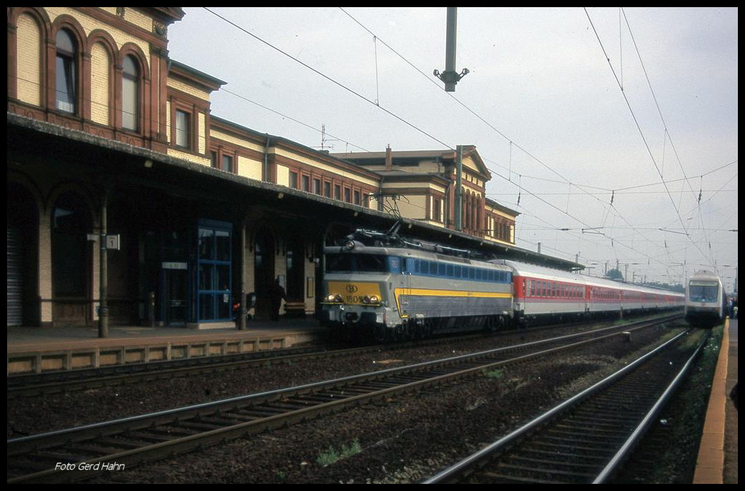 Die SNCB 1805 mit EC nach Brüssel erreicht am 21.5.1998 um 9.39 Uhr den Bahnhof Düren.