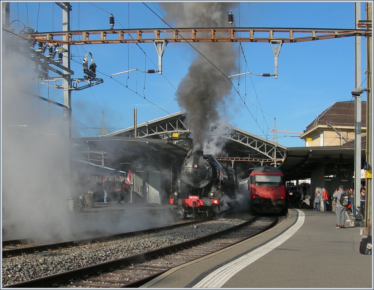Die SNCF 141 R 568 pfeift nicht nur ungewohnt wie Mississippi Dampfschiff, sondern sie dampft auch sonderbar nach vorne, wie hier bei der Ausfahrt der schweren Zuges in Lausanne zu sehen ist. 
28. Okt. 2017