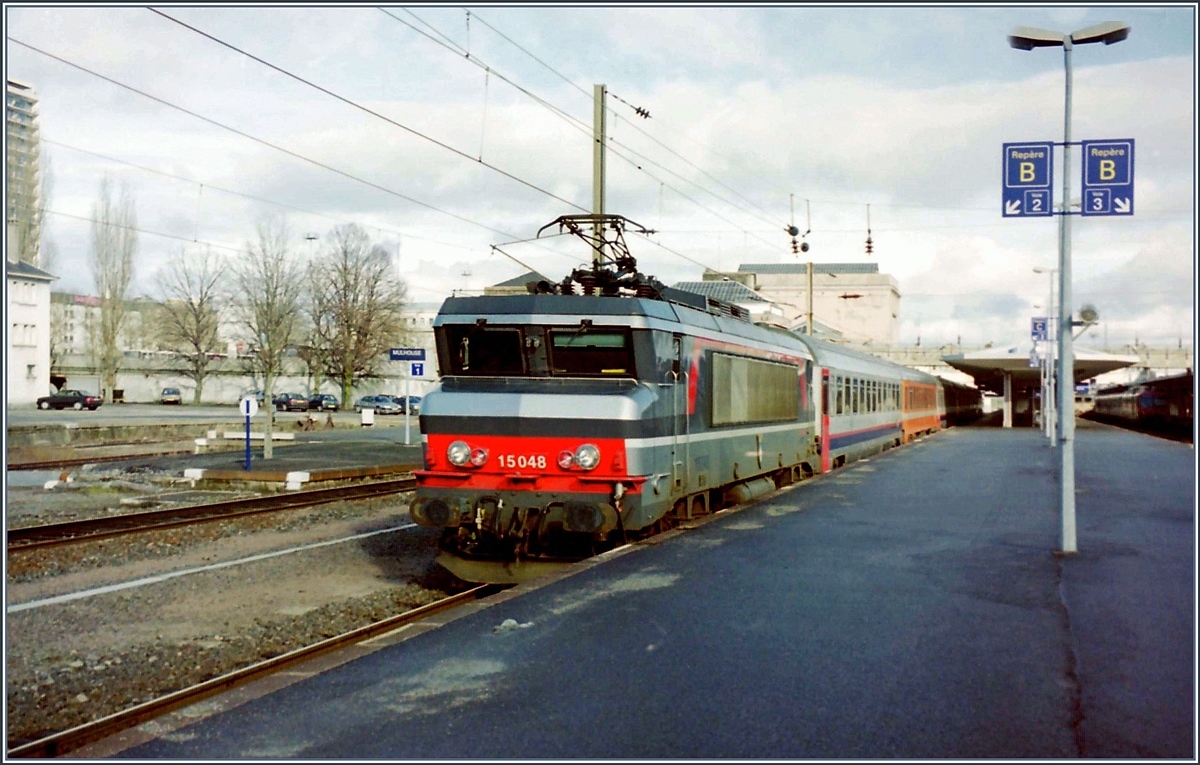 Die SNCF 15048 beim Halt in Mulhouse mit ihrem EC 90  Vauban  von Milano Centrale nach Bruxelles Midi. Eine Verbindung, die vor einigen Jahren zum Leidwesen vieler abgeschafft wurde. 

Ein Analogbild vom 31.Jan. 2000