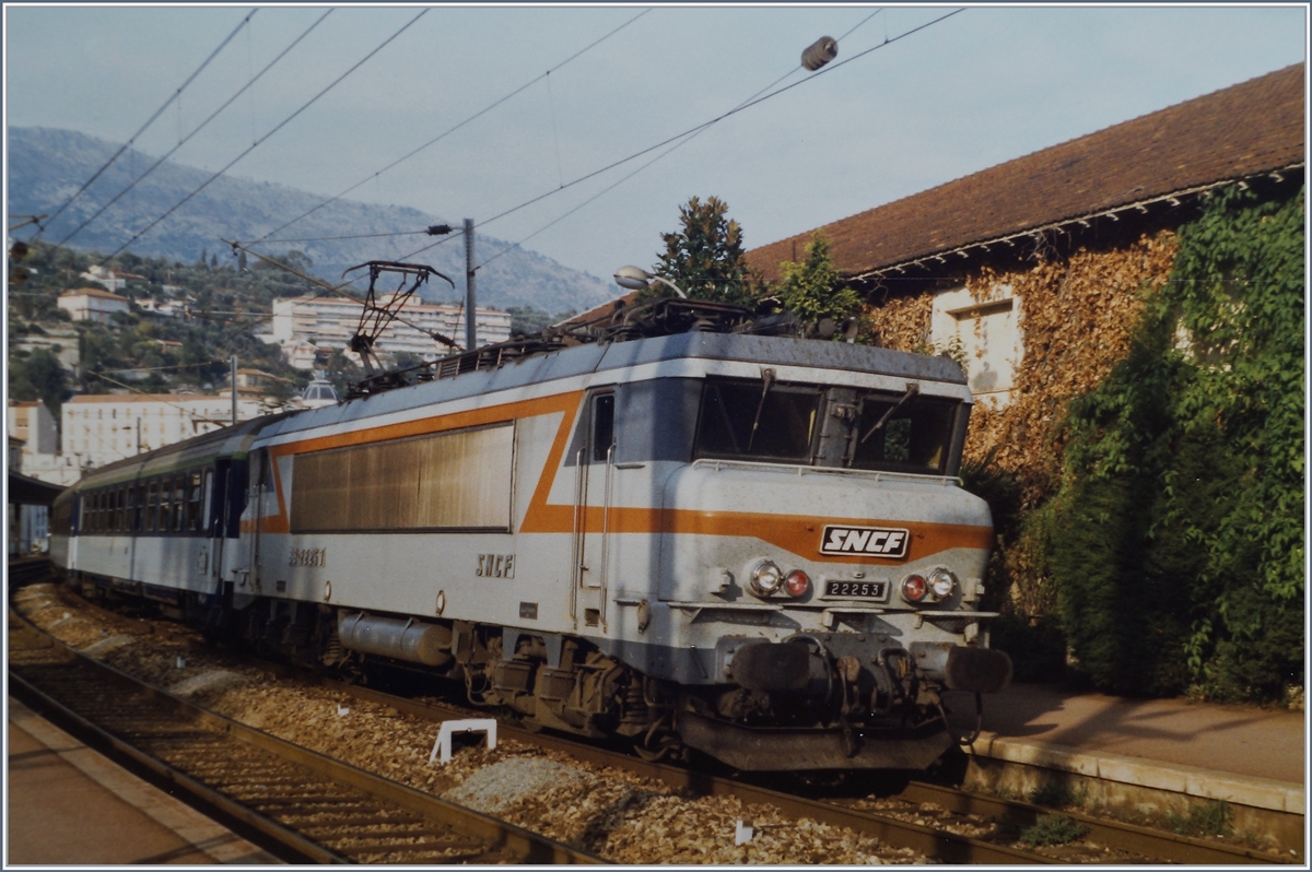 Die SNCF 22253 mit ihrem Nachtschnellzug von Ventimiglia nach Amsterdam und Bruxelles beim Halt in Menton. 

(Analogbild)

Sept. 1987