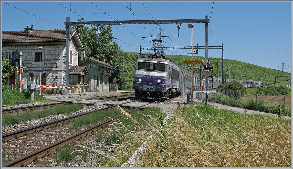 Die SNCF 22360 fährt mit ihrem TER 96562 von Genève nach Lyon in Russin durch.
19. Juni 2018