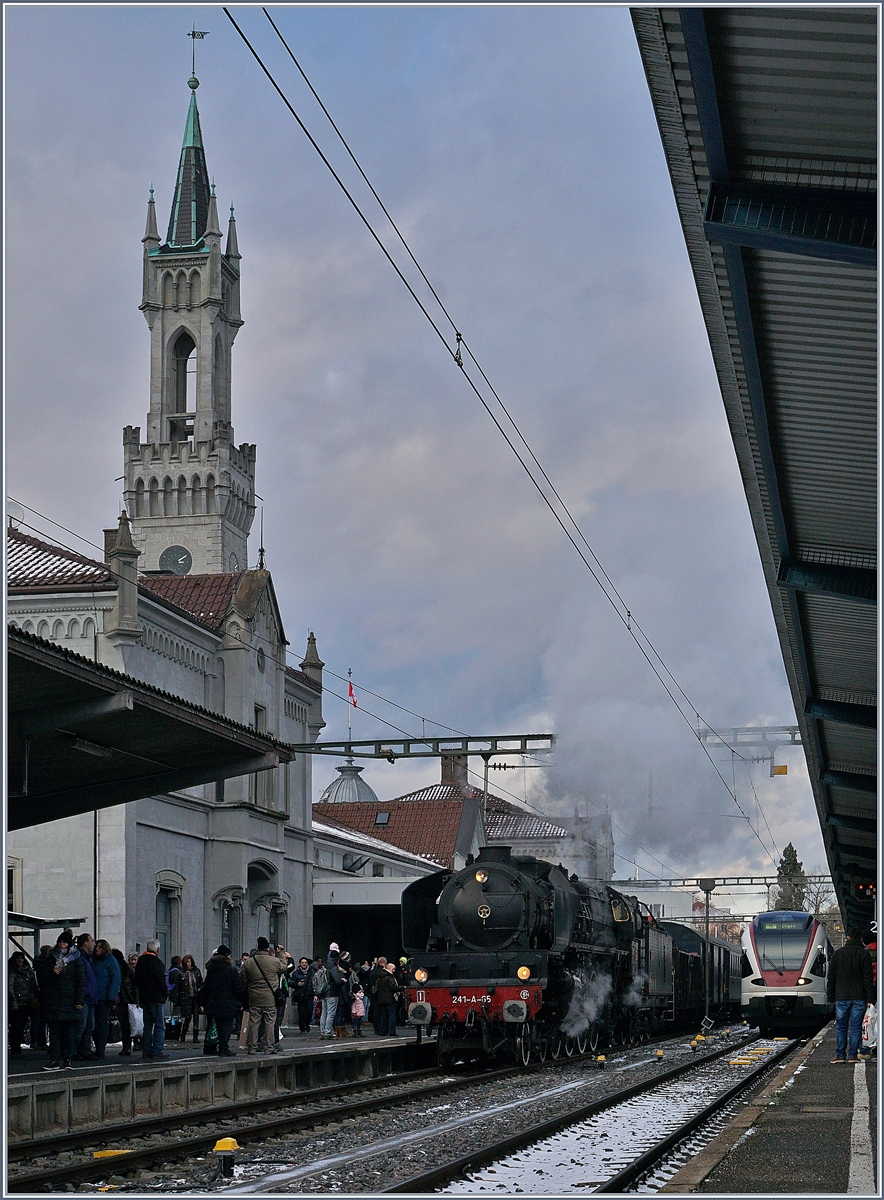 Die SNCF 241-A-65 steht wieder vor ihrem Extrazug und wird, während die Fahrgäste auf dem Weihnachtsmarkt einen Glühwein genießen in der Abstellgruppe auf die Rückfahrt nach Full warten.
9. Dez. 2017
