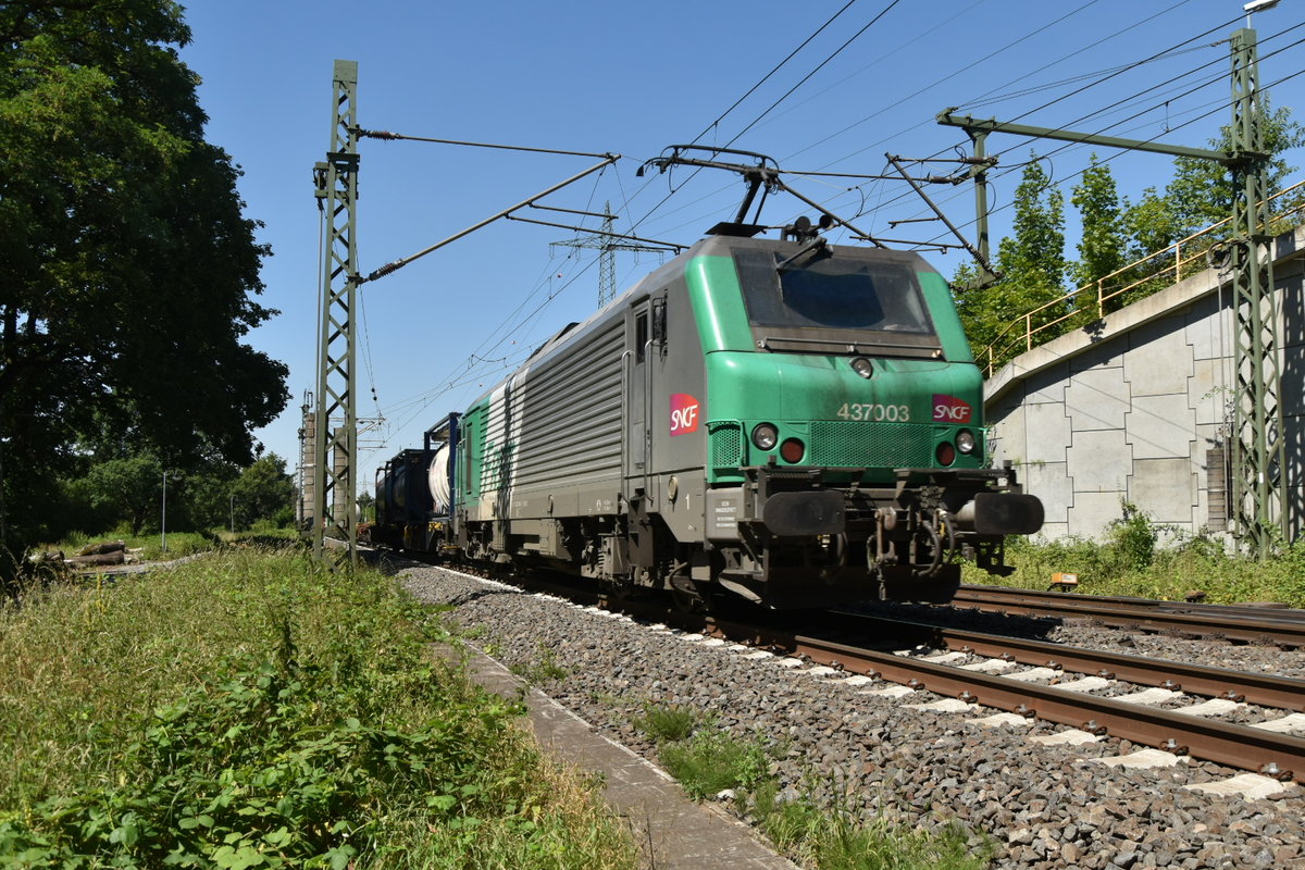 Die SNCF 437003 mit einem langen Mischer gen Ratingen. 3.7.2018