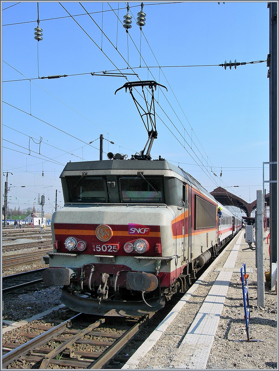 Die SNCF BB 15 025 hat mit ihrem EC 65 von Paris Est nach München Hbf den Bahnhof von Strasbourg erreicht und wird nun abgekuppelt, damit eine DB 181 den Zug übernehmen kann.
10. April 2007