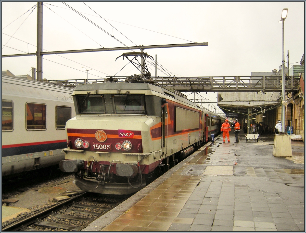 Die SNCF BB 15005 ist mit ihrem EC 90 von Basel SBB in Luxembourg eingetroffen, wo der Zug für die Weiterfahrt nach Bruxelles von einer SNCB Lok übernommen wird. 

11. März 2008