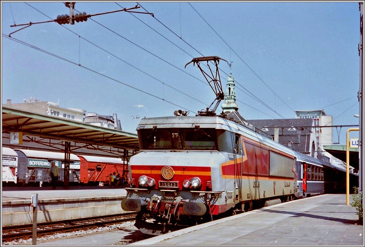 Die SNCF BB 15043 wartet in Luxembourg mit ihrem IC nach Paris auf die Abfahrt.
Analog Bild
13. Mai 1998