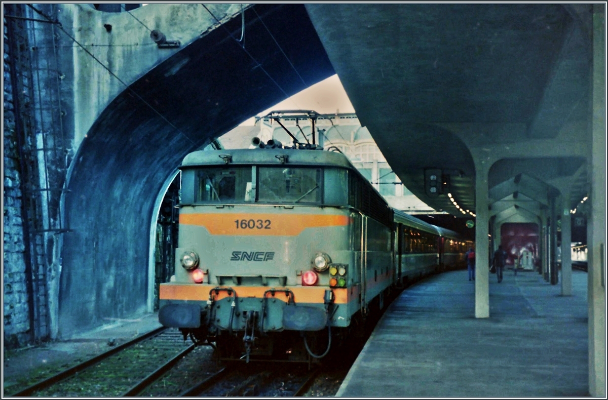 Die SNCF BB 16032 wartet auf die Abfahrt Rouen Rive Droite um ihren Corail Zug nach Paris-St-Lazare zu schieben. 

14. Februar 2002