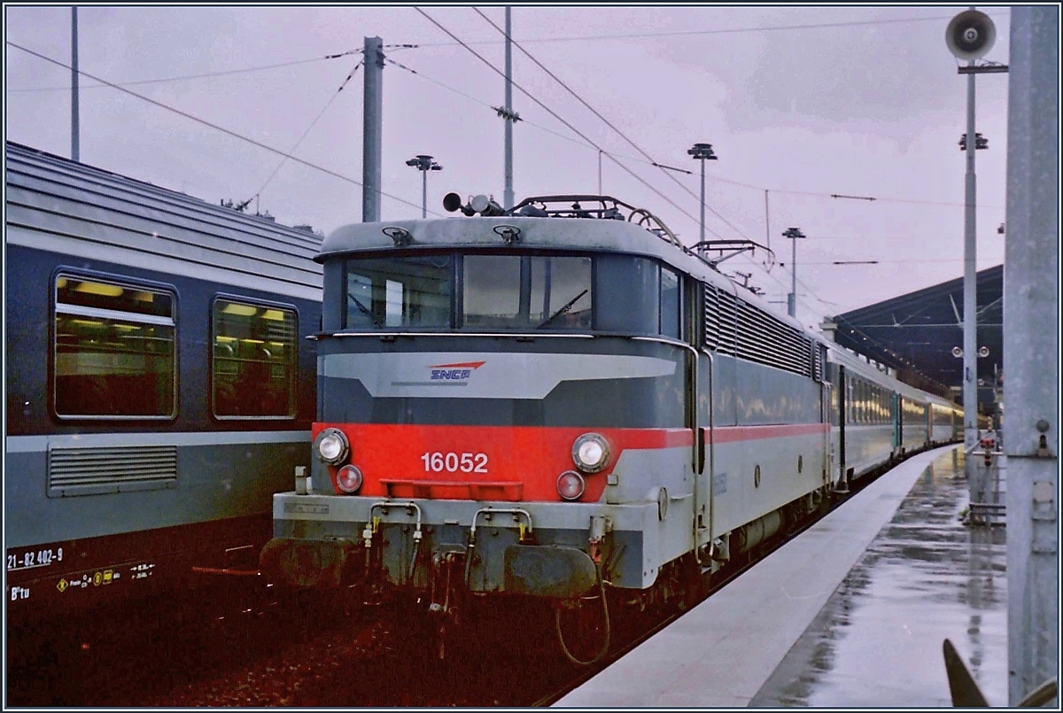 Die SNCF BB 16052 wartet in Paris Gare du Nord mit ihrem Schnellzug auf die Abfahrt.

14. Februar 2002