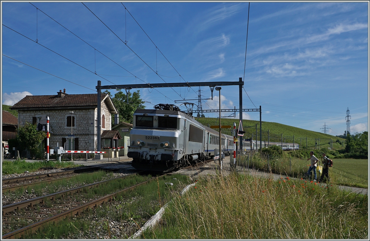 Die SNCF BB 22 362 fährt mit ihrem TER 96558 von Genève nach Lyon Perrache ohne Halt durch Russin.
20. Juni 2016