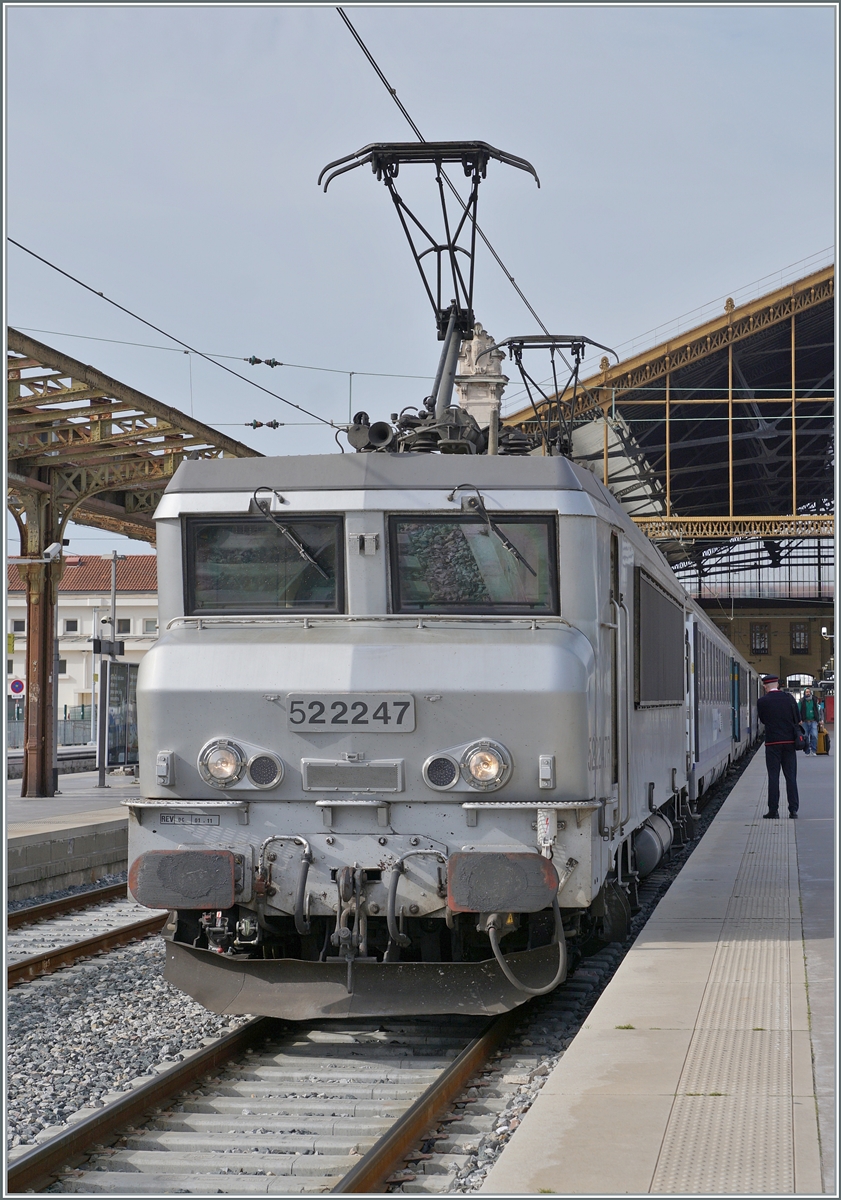 Die SNCF BB  22247 wartet im ihrem TER nach Nice-Ville in Marseille Saint Charles auf die Abfahrt.

21. M�rz 2025