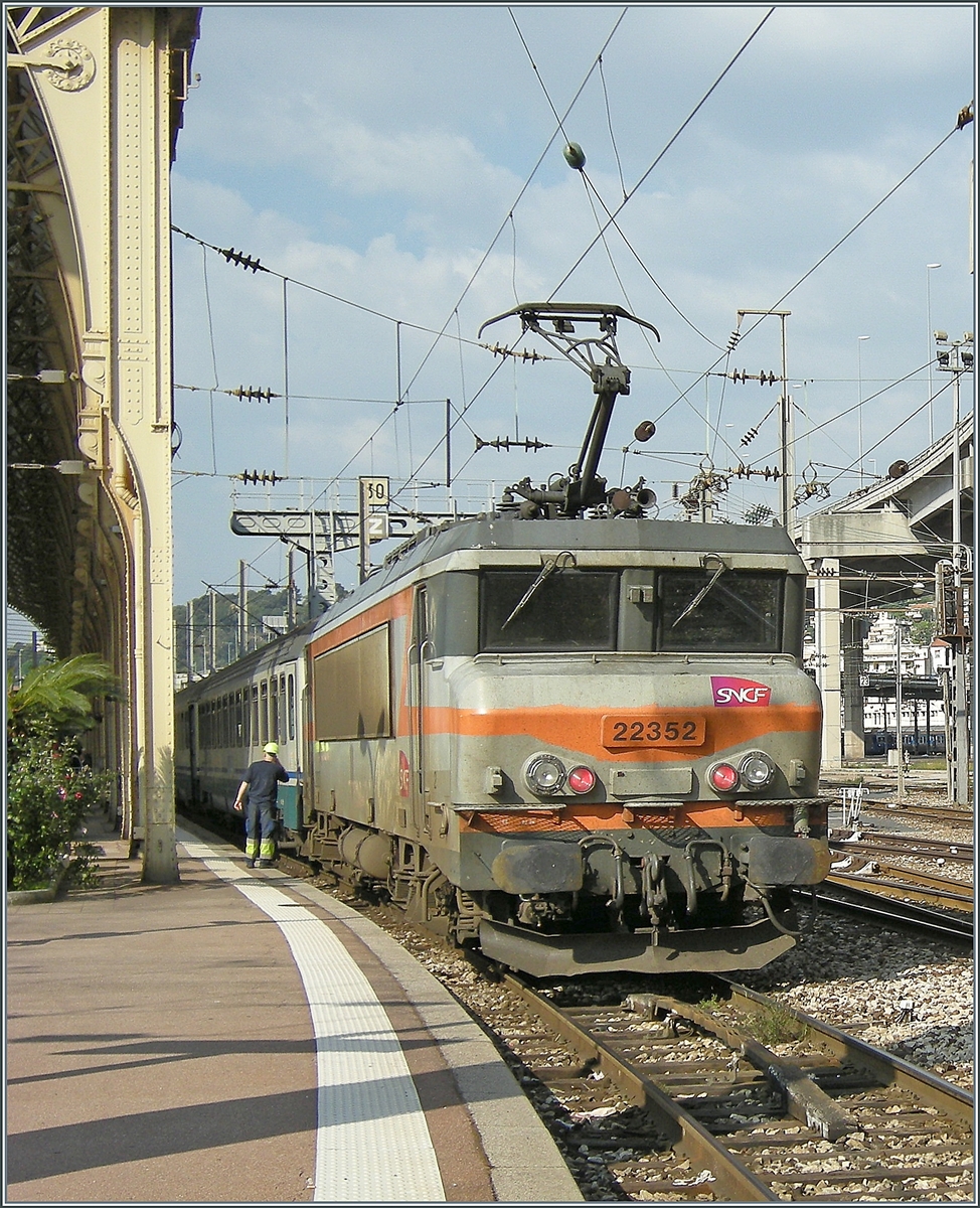 Die SNCF BB 22352 �bernimmt in Nice-Ville eine Schnellzug nach Italien. 

24. September 2009