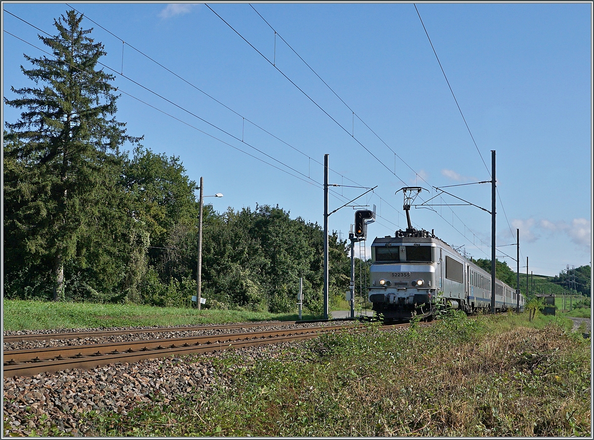 Die SNCF BB 22355 fährt kurz vor Pougny-Chancy am Einfahrvorsignal (?) von La Plaine vorbei, welches eigentlich das Motiv dieses Bildes ist, und die Erklärung liefert, weshalb ich nicht später ausgelöst habe.

16. August 2021