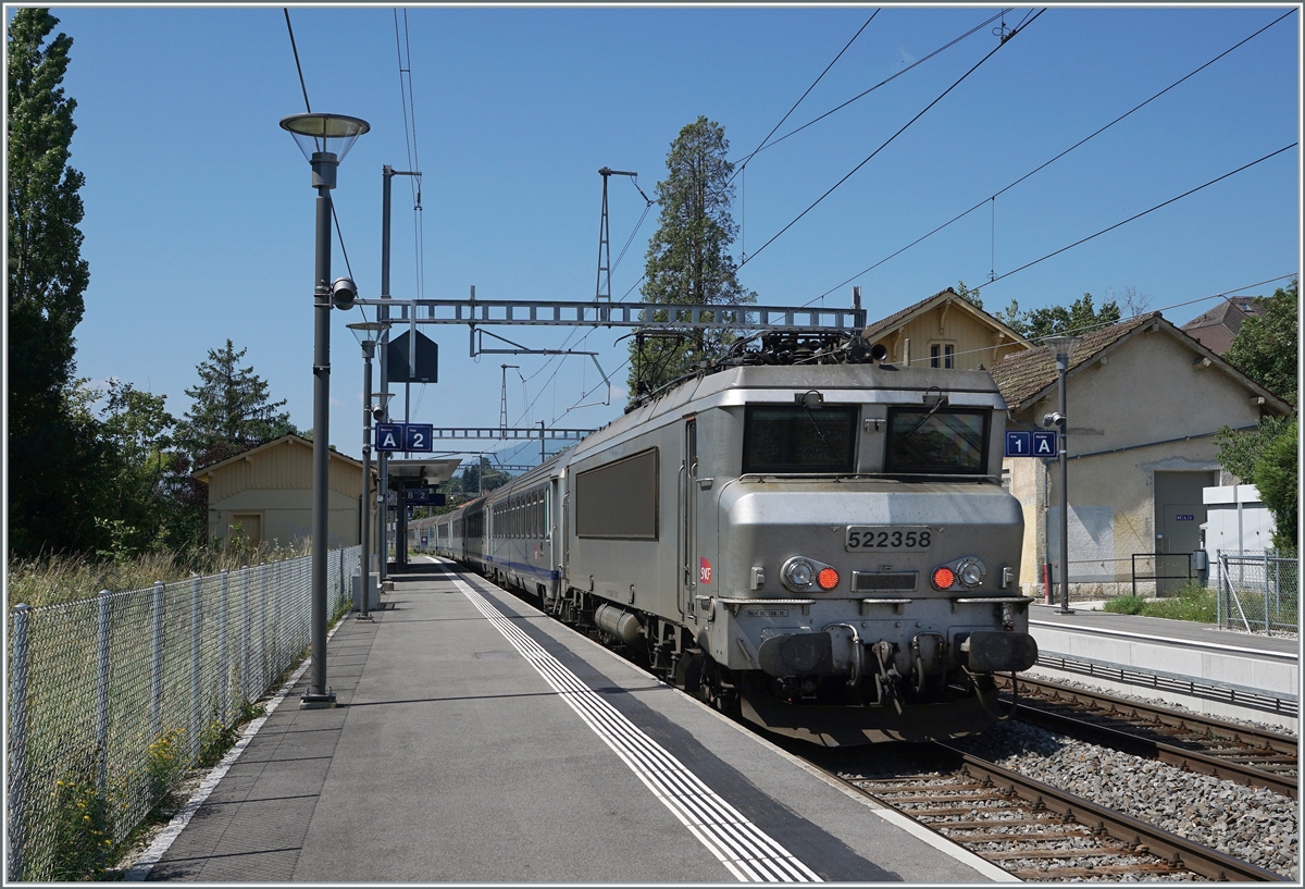 Die SNCF BB 22358 schiebt in Satigny ihren TER Genève - Lyon in Richtung Bellegarde. 

19. Juli 2021