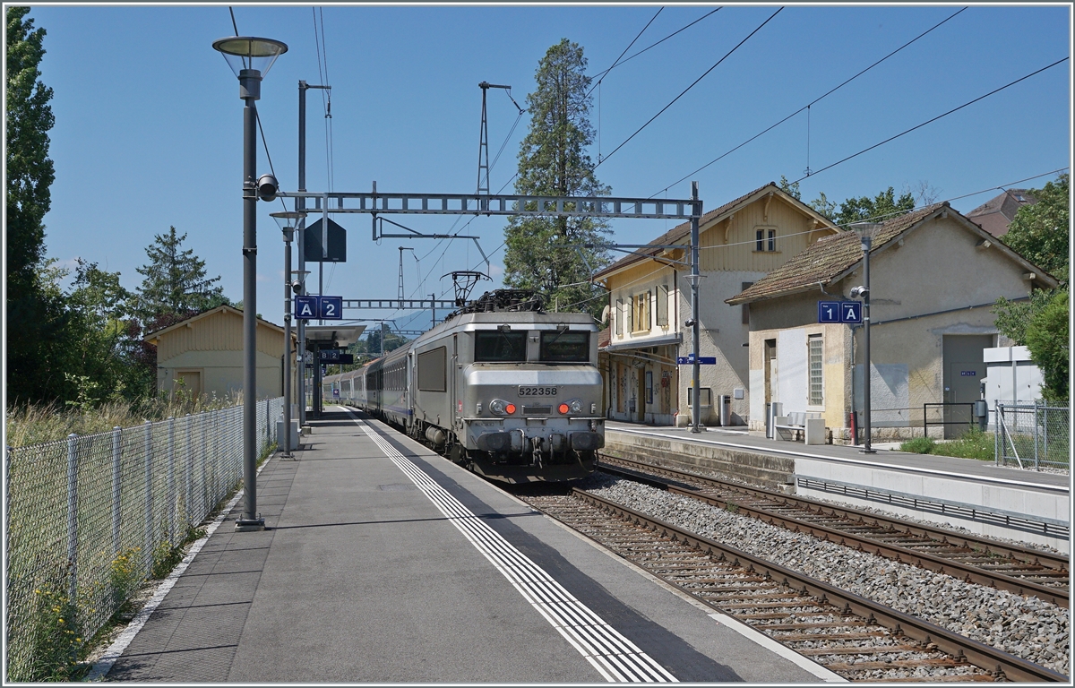 Die SNCF BB 22358 schiebt ihren TER Genève - Lyon in Richtung Bellegarde und fährt dabei in Satigny durch.

19. Juli 2021