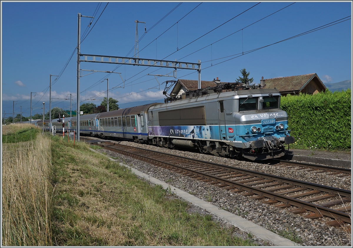 Die SNCF BB 22391  Nez cassé  mit ihrem TER von Lyon nach Genève bei Bourdigeny, nun in voller Grösse, aber das hübsche (ehemalige) Stationsgebäude verdeckend. 

19. Juli 2021