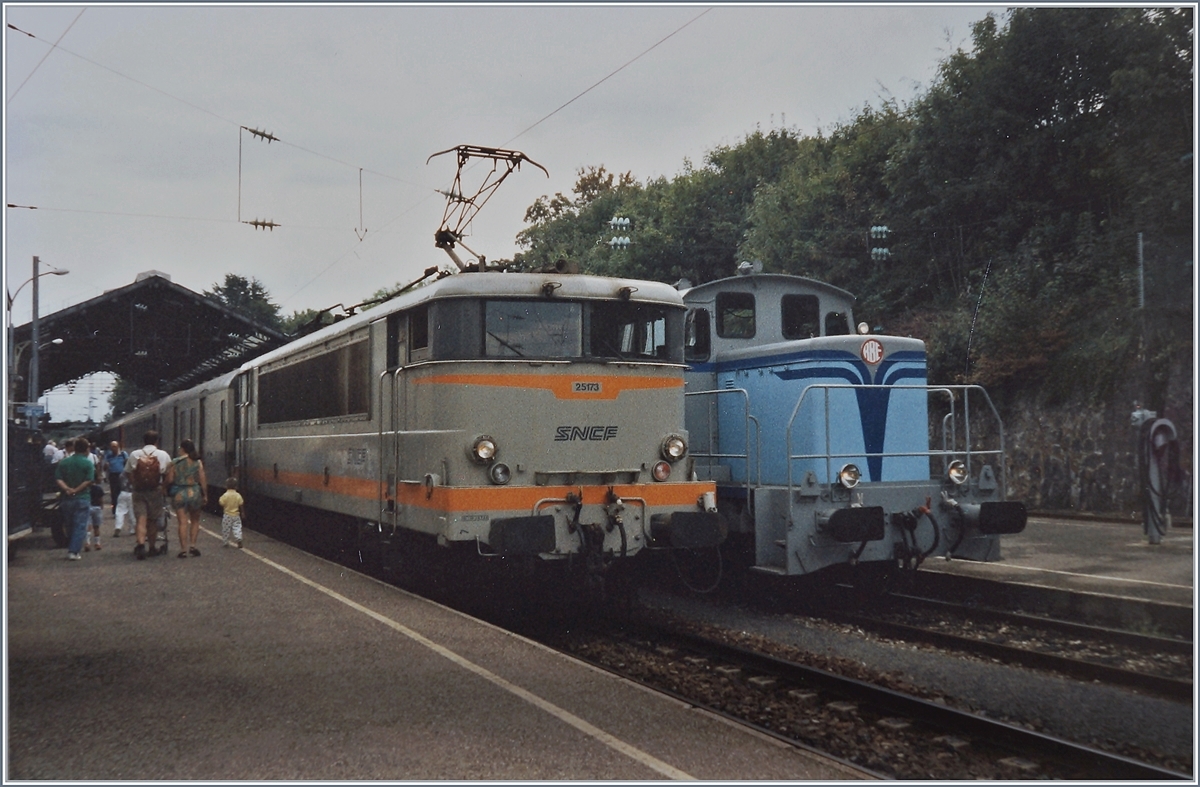 Die SNCF BB 25173 mit ihrem TER Richtung Bellegarde verdeckt etwas die RBE BB 71010 welche von Bouveret gekommen, ihr Ziel Evain erreicht hat.

Analoges Bild, Evian, im August 1988
