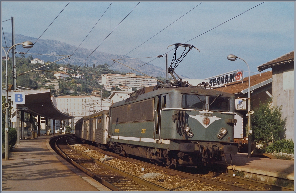 Die SNCF BB 25635 mit ihrem TER von Ventimiglia nach Cannes la Bocca beim Halt in Menton.

September 1987