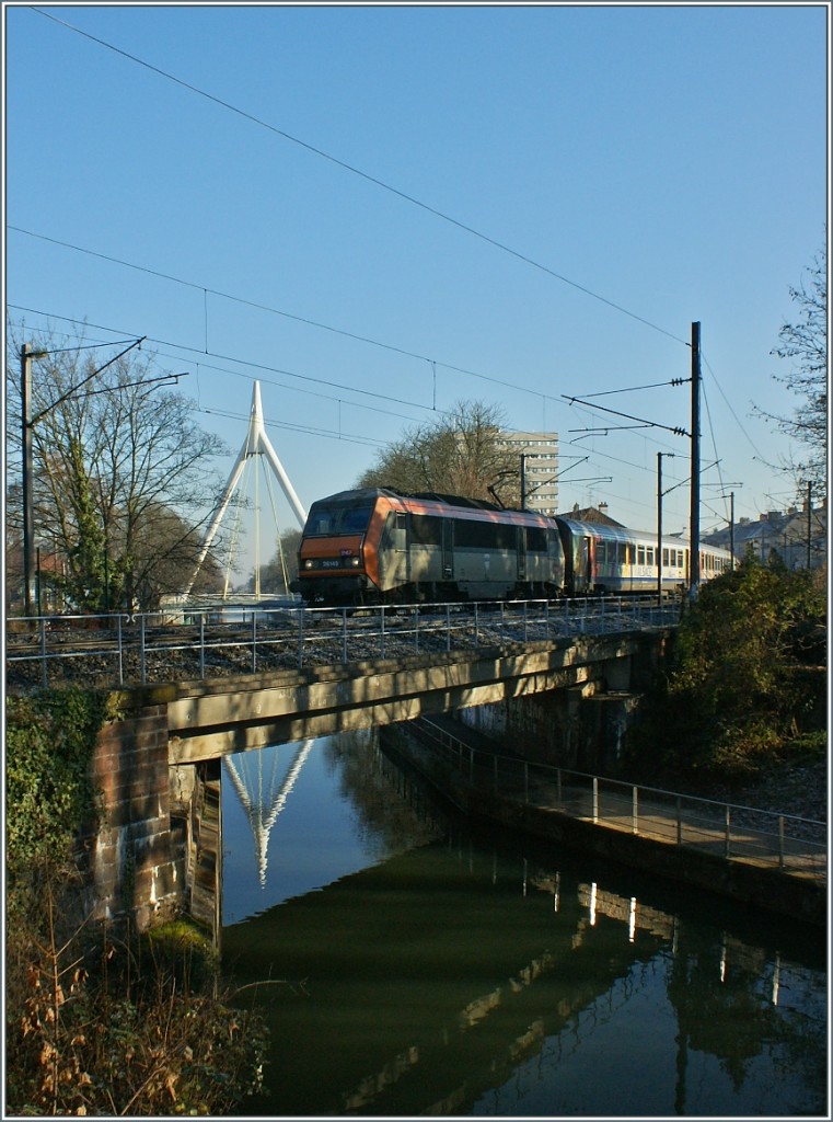 Die SNCF BB 26 149 mit einem TER200 auf der Fahrt nach Strassbourg, fährt in Mulhouse bei Schleuse 39 über den Rhone-Rhein-Kanal-
(11.12.13.) 