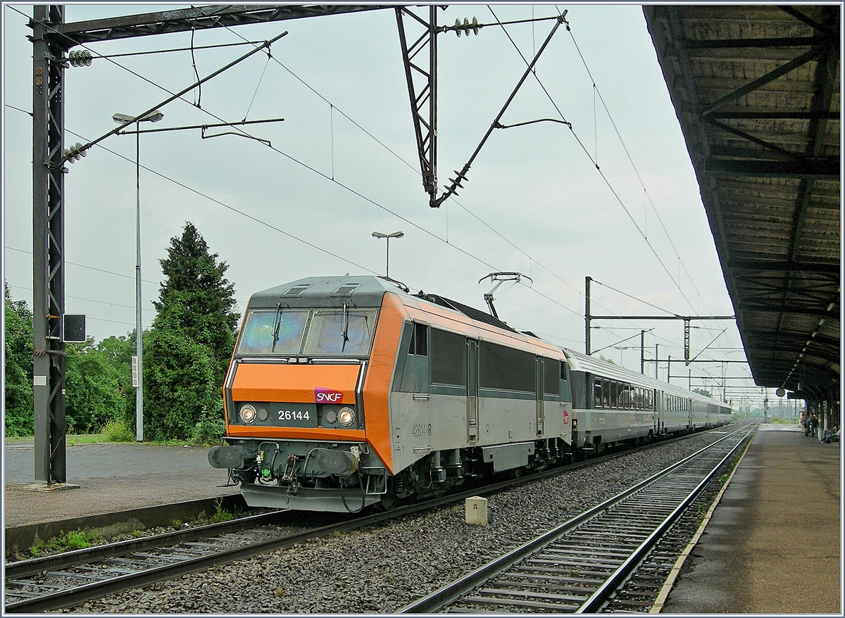 Die SNCF BB 26144 Sybic mit einem TER 200 beim Halt in St-Louis. Die TER 200 verbinden im Stundentakt (mit Ausnahmen und am Wochenende ausgedünnt) Basel mit Strasbourg und fahren auf einem weiten Teil ihre Fahrt mit 200 km/h.

22. Juni 2007