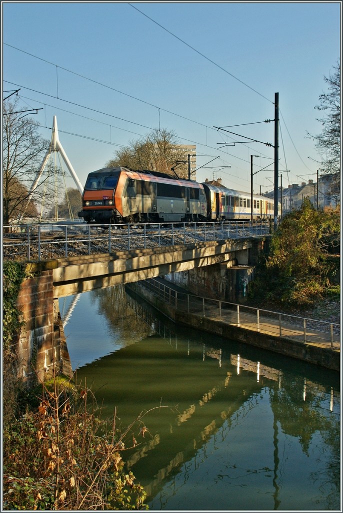Die SNCF BB 26149 überquert mit eine TER 200 au ihrer Farht von Basel nach Strasbourg kurz nach Mulhouse den Rohne-Rhein Kanal.
11. Dez. 2013