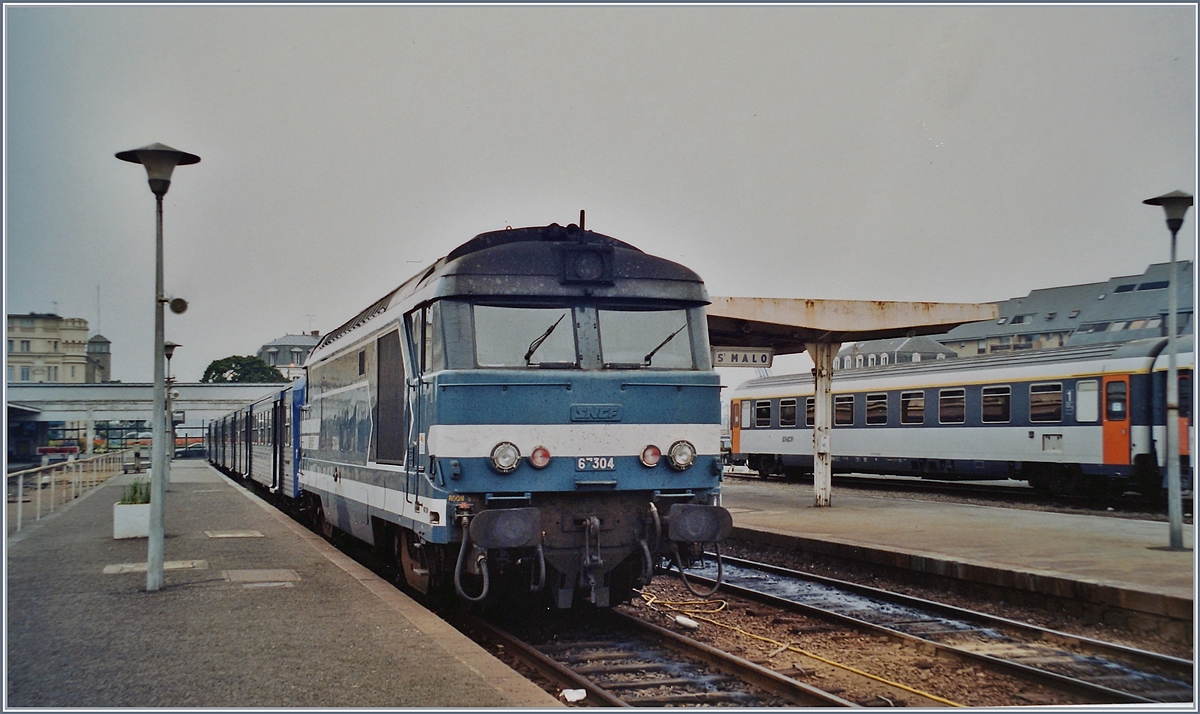 Die SNCF BB 67304 in St-Malo, im Hintergrund der Schlusswagen des abgestellten Schnellzugs St-Malo Paris. 

Analogbild vom August 2001