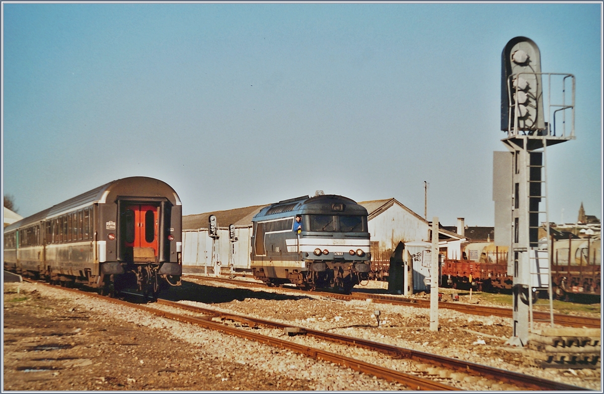 Die SNCF BB 67483 erscheint, um in Dieppe den Schnellzug Dieppe - Paris zu bespannen.- 

14. Febraur 2002
