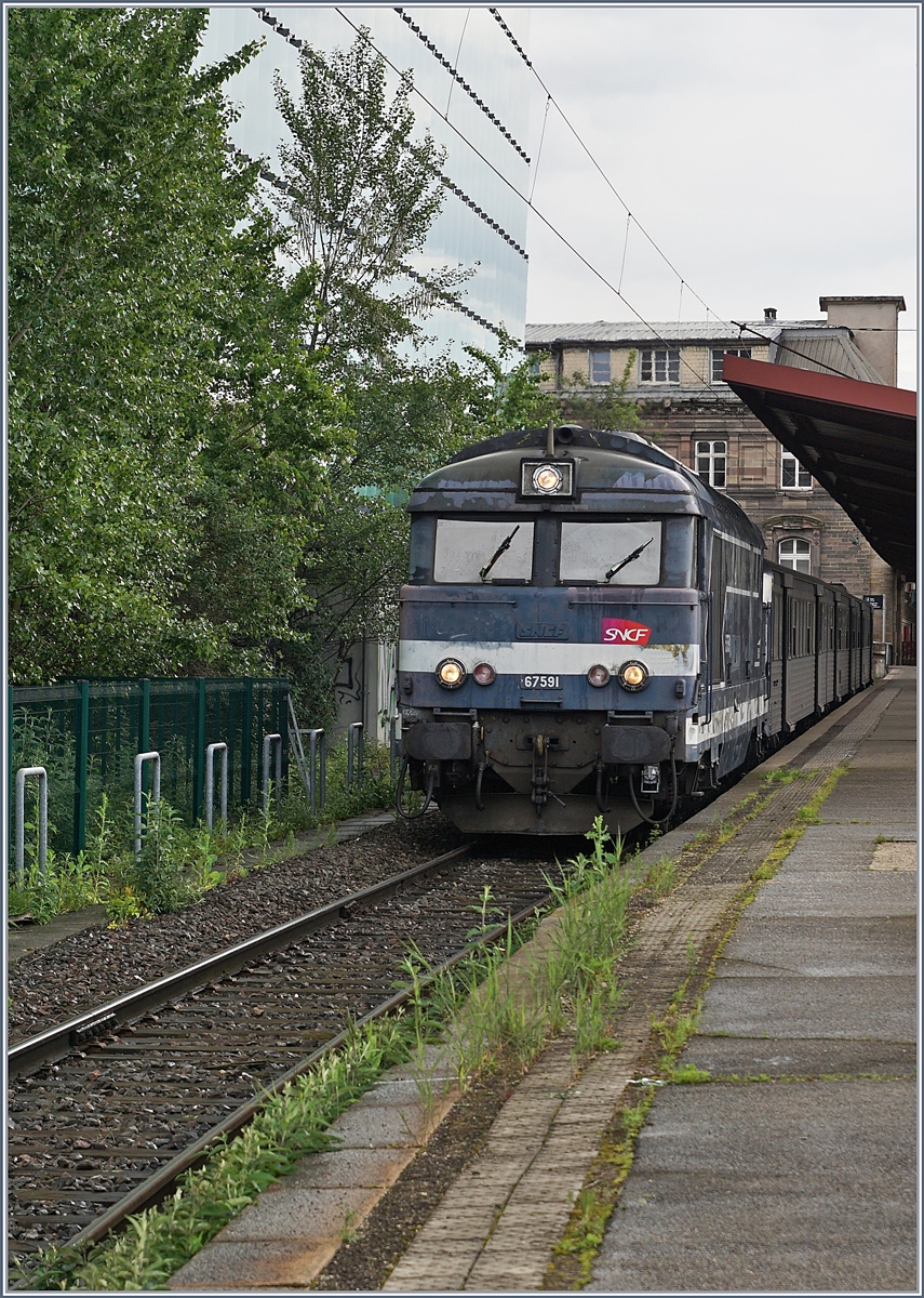 Die SNCF BB 67591 verlässt mit ihrem TER 830716 Strasbourg in Richtung Lauterbourg. 

28. Mai 2019