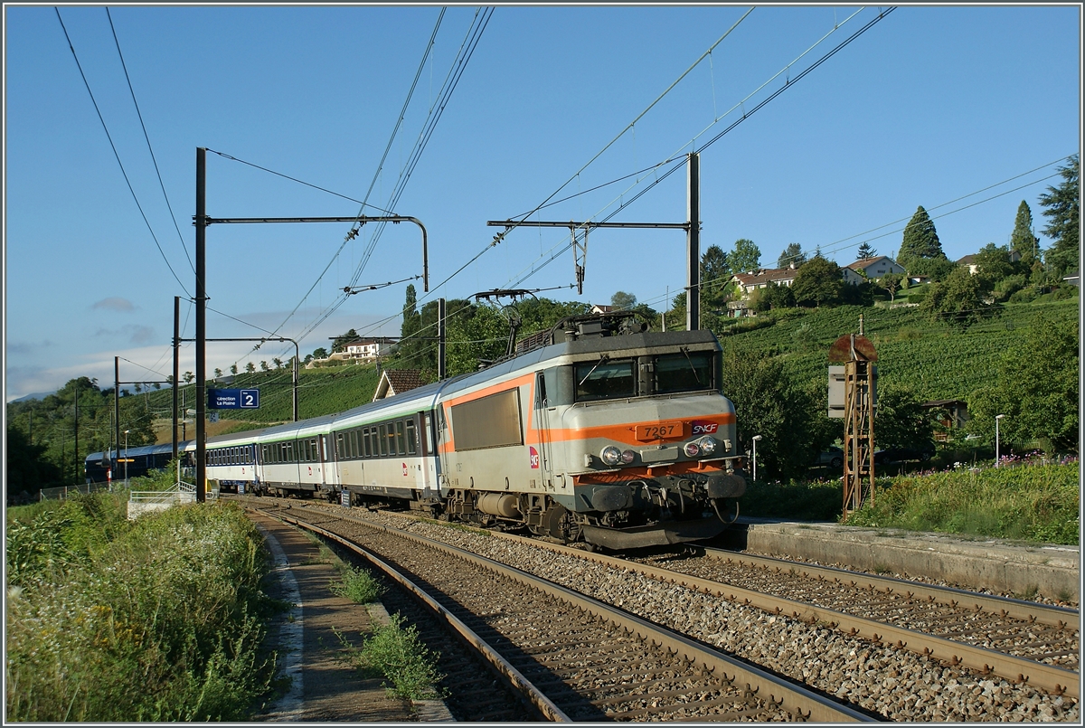 Die SNCF BB 7267 mit dem Nachtzug von Irun kurz vor ihrem Ziel bei der Durchfahrt im beschaulichen Russin. 
31. Aug. 2010