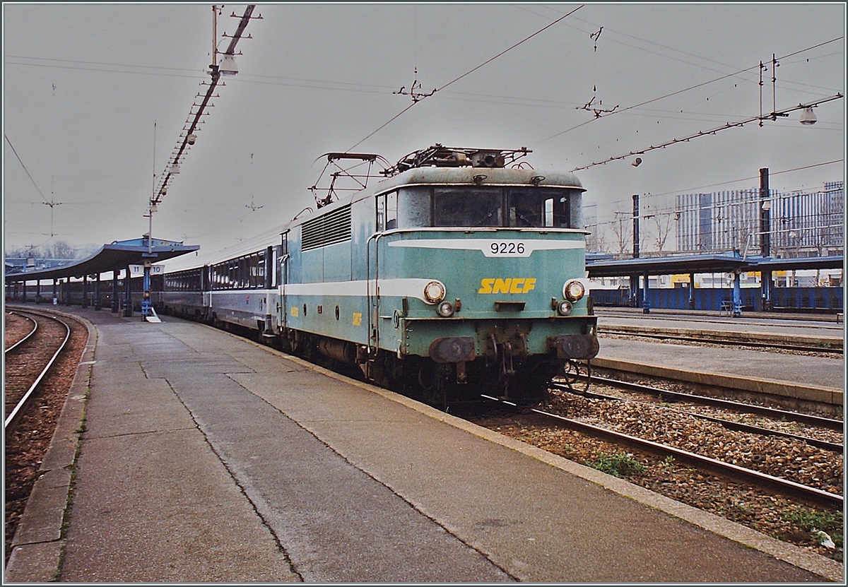 Die SNCF BB 9226 steht mit einem langen Schnellzug im Bahnhof von Paris Austerlitz. 

Analogbild vom 4. Februar 1999