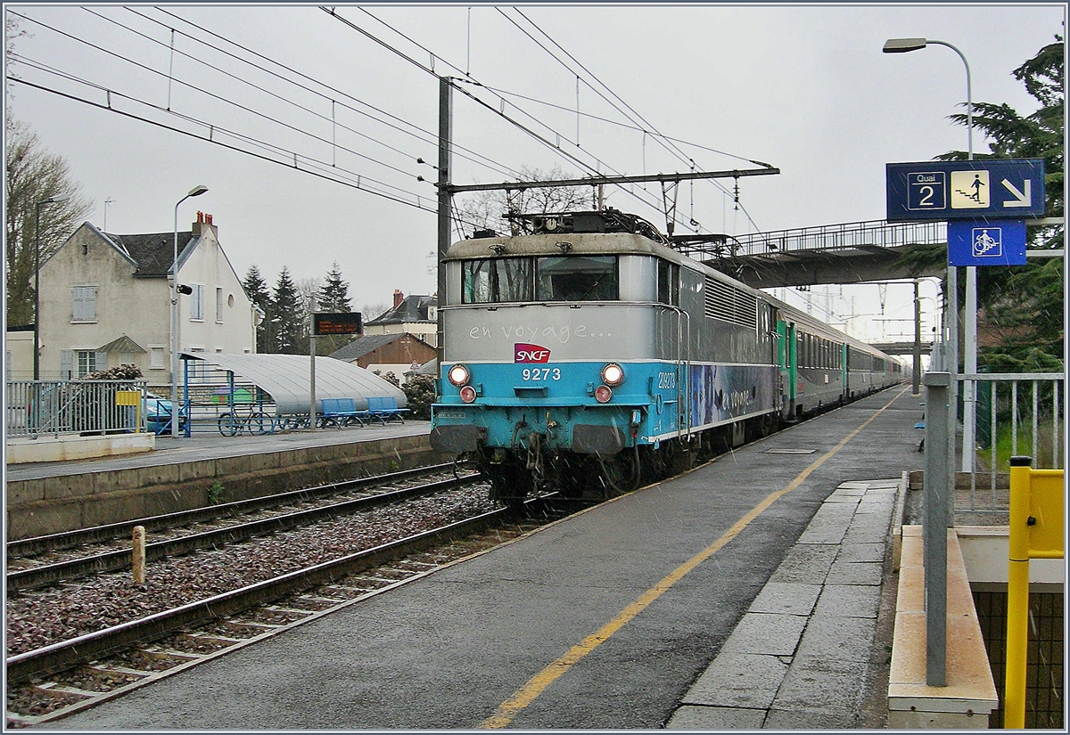 Die SNCF BB 9273 erreicht mit ihrem  Aqualis  Amboise und wird nach kurzem Halt nach Tours weiter fahren. 
20. März 2007