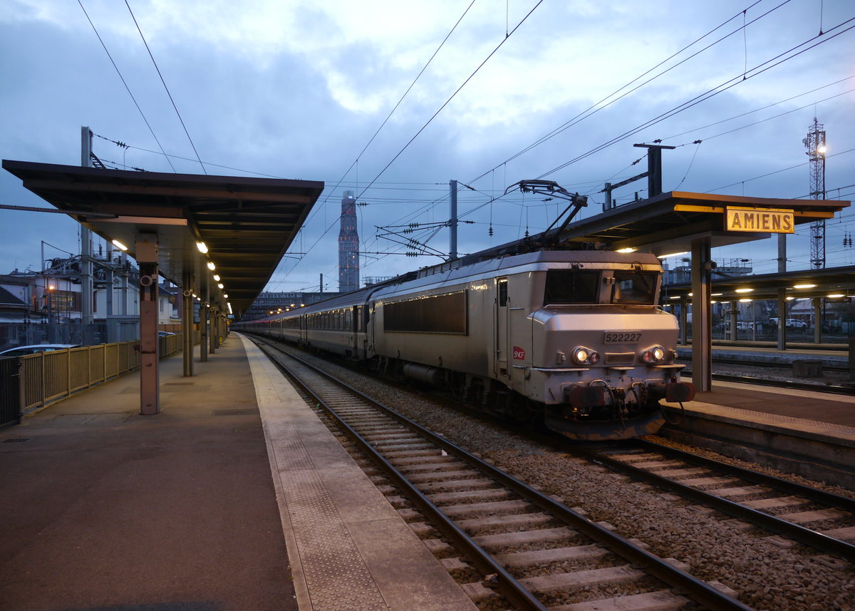 Die SNCF BB22227 hat hier in Amiens die weitere Beförderung des IC2034 (Boulogne-sur-Mer17:33-Noyelles-sur-Mer18:26-18:28-Amiens19:09-19:23-ParisNord20:29) nach Paris übernommen. 
Da die Strecke zwischen Boulogne und Amiens nicht durchgehend elektrifiziert ist, wird der Zug dort von einer Diesellok befördert und in Amiens findet ein Lokwechsel statt. Ab Amiens nach Paris übernimmt eine Elektrolok die Traktion. 
26.03.2016 Amiens