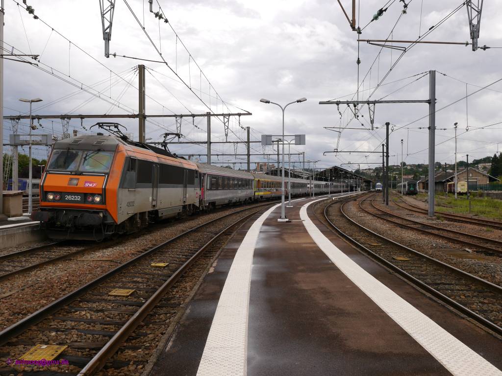 Die SNCF BB26232 zieht den Intercité3640 von Brive-la-Gaillarde nach Paris-Austerlitz.

2014-07-20  Brive-la-Gaillarde 