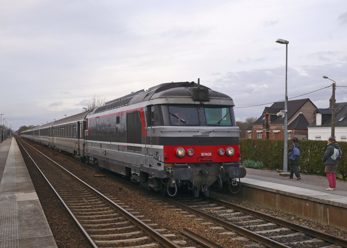 Die SNCF BB67408 fährt mit IC2034 (Boulogne-sur-Mer17:33-Noyelles-sur-Mer18:26-18:28-Amiens19:09-19:23-ParisNord20:29) im Bahnhof Noyelles-sur-Mer ein.
Da die Strecke zwischen Boulogne und Amiens nicht durchgehend elektrifiziert ist kommen auf diesem Abschnitt Dieselloks zum Einsatz. 
26.03.2016 Noyelles-sur-Mer